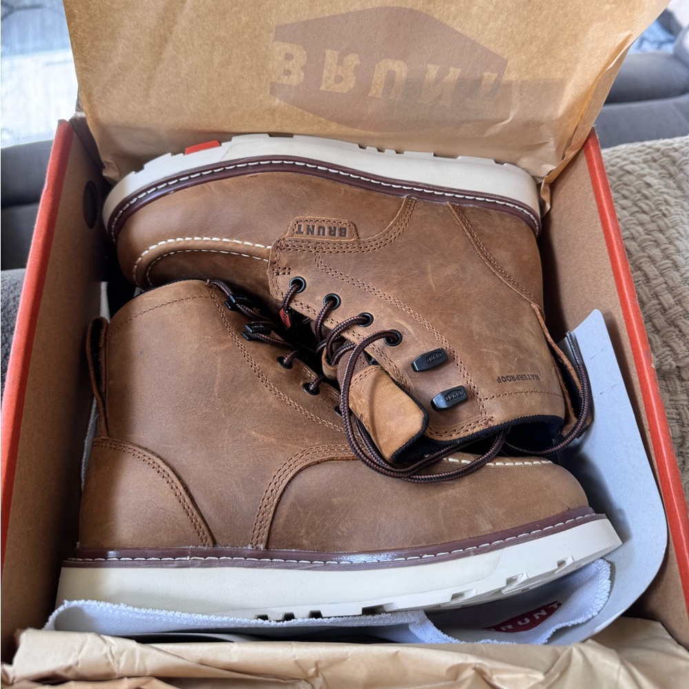 Women’s brunt soft toe work boots - size 8